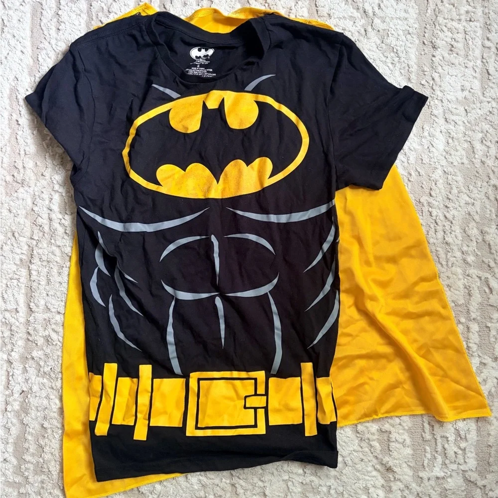 DC Batman Black Lightweight Logo T Shirt with Yellow Velcro Detachable Cape S - Picture 1 of 5